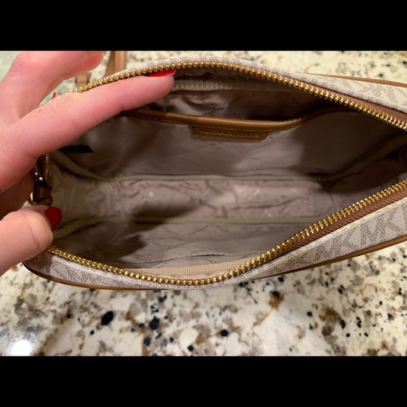 ✨🎁 SOLD 🎊 Michael Kors ASPEN Large EW Crossbody Bag🎁✨ - Picture 10 of 12